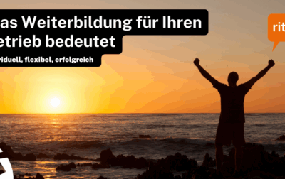 Person am Meer mit erhobenen Armen vor Sonnenuntergang – Symbol für individuelle und erfolgreiche Weiterbildung mit ritzy*.
