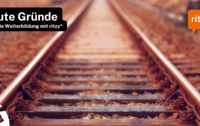 Nahaufnahme von Eisenbahnschienen, die sich in die Ferne erstrecken, mit warmen Brauntönen und unscharfem Hintergrund. Text auf dem Bild: ‚Gute Gründe für die Weiterbildung mit ritzy*‘, Logo ritzy*