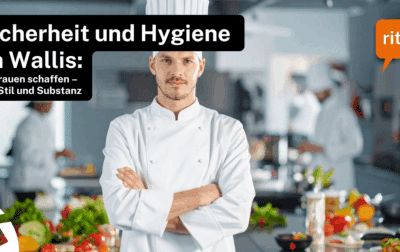 Koch in weisser Uniform steht mit verschränkten Armen in einer professionellen Küche, umgeben von frischem Gemüse und Kochutensilien. Text auf dem Bild: ‚Sicherheit und Hygiene im Wallis: Vertrauen schaffen – mit Stil und Substanz‘, Logo ritzy*
