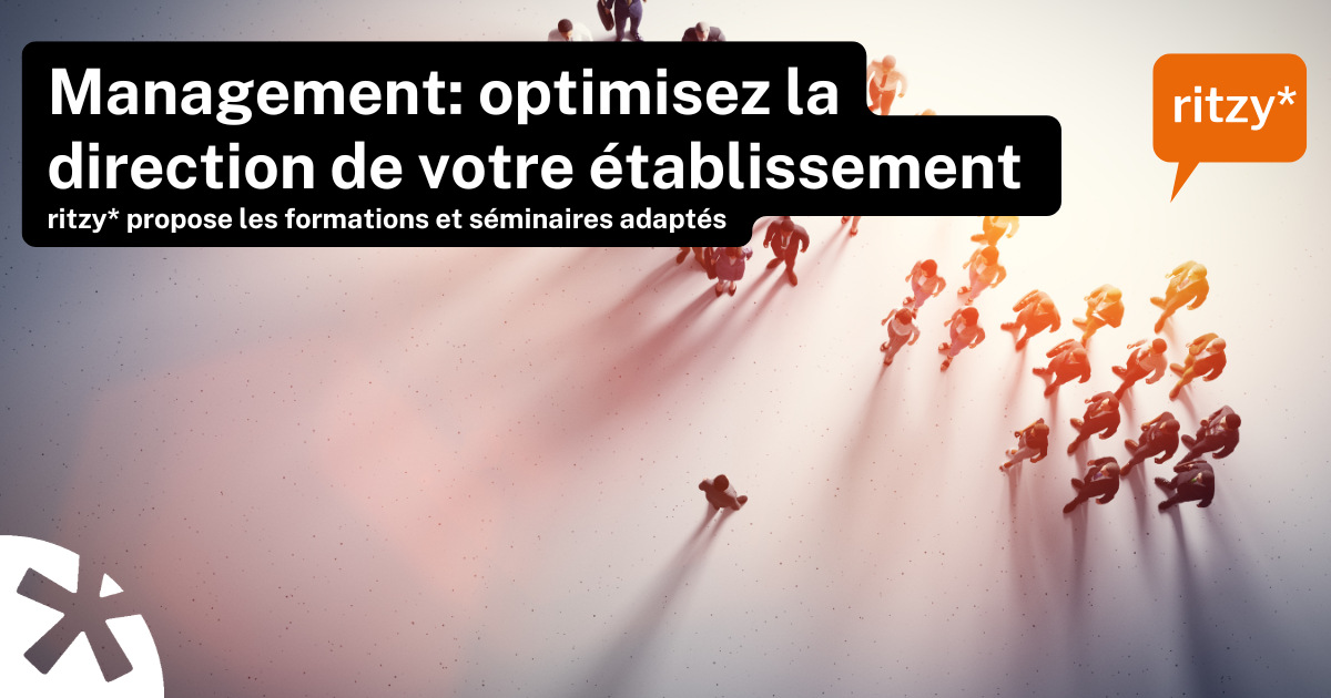 Groupe de figurines stylisées avançant en formation avec une ombre longue, illustrant le concept de leadership et management. Texte en surimpression : “Management : optimisez la direction de votre établissement. ritzy* propose les formations et séminaires adaptés.” Logo ritzy* en orange.