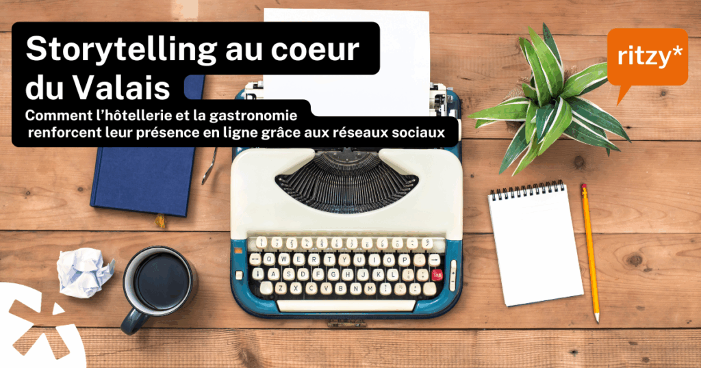 Machine à écrire vintage sur une table en bois, entourée d’un carnet blanc, d’un crayon jaune, d’une tasse de café, d’une plante verte et d’un livre bleu. Texte en surimpression : “Storytelling au cœur du Valais – Comment l’hôtellerie et la gastronomie renforcent leur présence en ligne grâce aux réseaux sociaux”. Logo ritzy* en orange.
