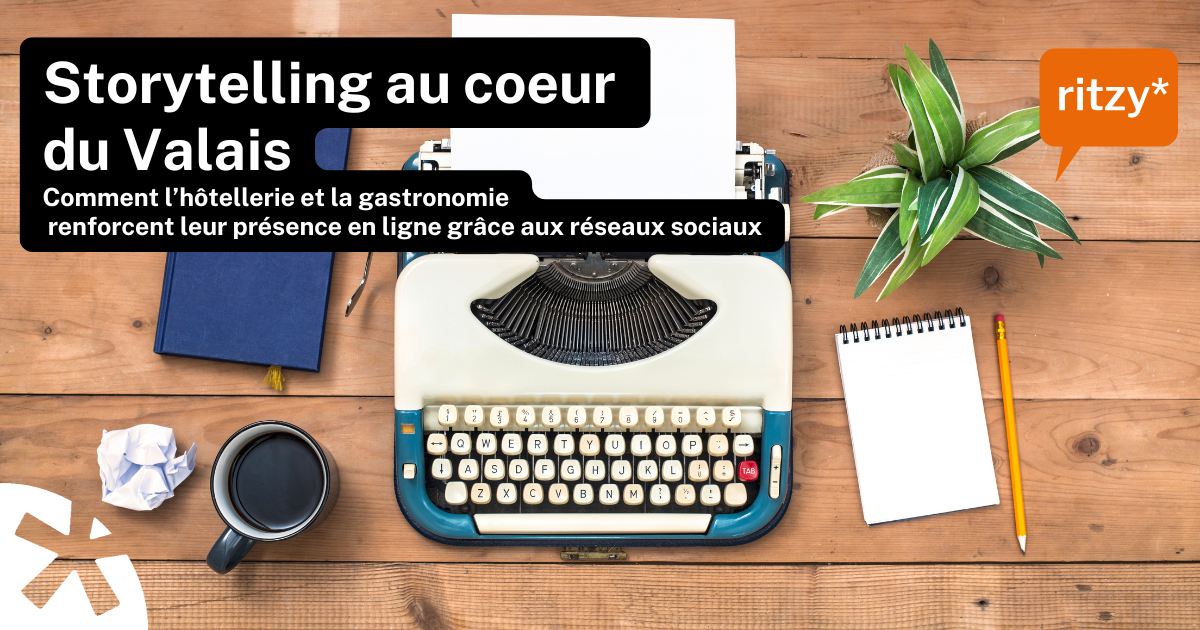 Machine à écrire vintage sur une table en bois, entourée d’un carnet blanc, d’un crayon jaune, d’une tasse de café, d’une plante verte et d’un livre bleu. Texte en surimpression : “Storytelling au cœur du Valais – Comment l’hôtellerie et la gastronomie renforcent leur présence en ligne grâce aux réseaux sociaux”. Logo ritzy* en orange.
