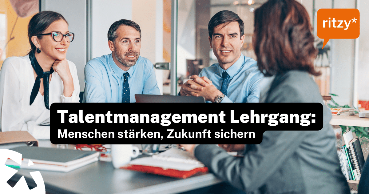 Vier erwachsene Businesspersonen sitzen gemeinsam an einem Tisch und diskutieren konzentriert im Rahmen eines Talentmanagement‑Lehrgangs.