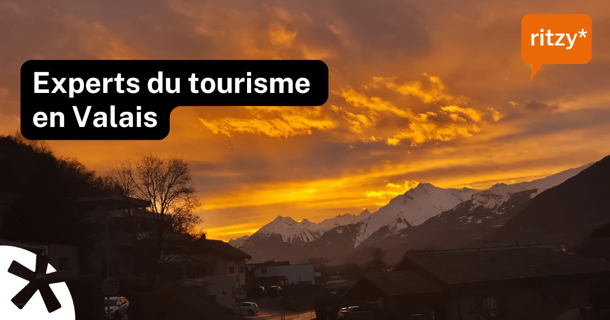Paysage alpin du Valais au coucher du soleil, illustrant l’expertise et le dynamisme du tourisme valaisan, avec le titre « Experts du tourisme en Valais » et le logo ritzy*.