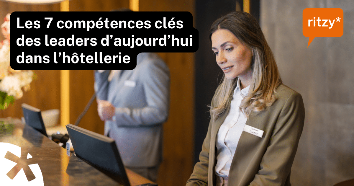 Scène à la réception d’un hôtel montrant une personne travaillant devant un écran, illustrant le leadership moderne et les compétences clés des cadres en hôtellerie, dans le cadre de la formation continue proposée par ritzy*.