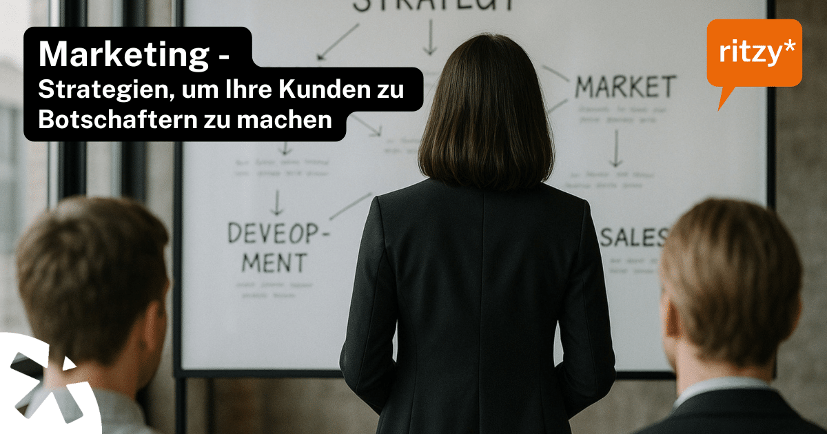 Symbolbild für Marketing‑Weiterbildung bei ritzy*: Eine Person steht vor einer Präsentation mit Strategie‑Begriffen, zwei weitere Personen hören zu – Sinnbild für Marketingstrategien, Kundenbindung und Wissensvermittlung.