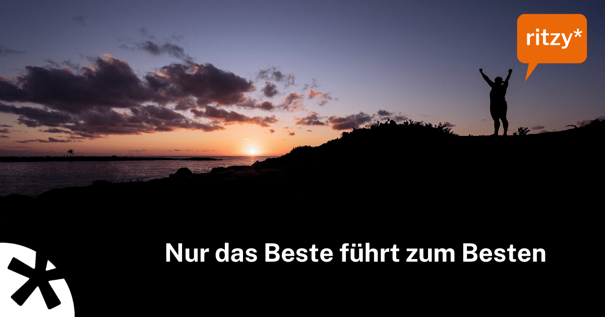 Sonnenuntergang über einer Küstenlandschaft mit silhouettierter Person auf einem Hügel, Sinnbild für Qualität, Weiterentwicklung und berufliche Weiterbildung in Hotellerie und Tourismus im Wallis.