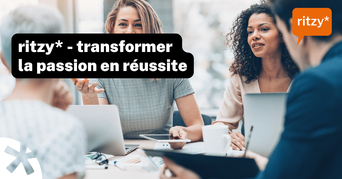 Groupe de professionnel·le·s en formation continue échangeant autour d’ordinateurs portables lors d’un atelier ritzy*, avec le message « transformer la passion en réussite ».