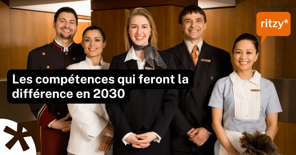 Équipe de professionnels de l'hôtellerie (réception, conciergerie, housekeeping) souriants dans un hall d'hôtel, illustration de l'article ritzy* sur les compétences de demain