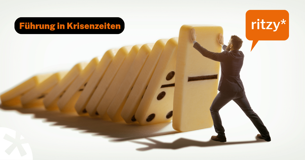 Eine Führungsperson hält kippende Dominosteine auf – Symbolbild für Stabilität und wirksame Führung in Krisenzeiten.