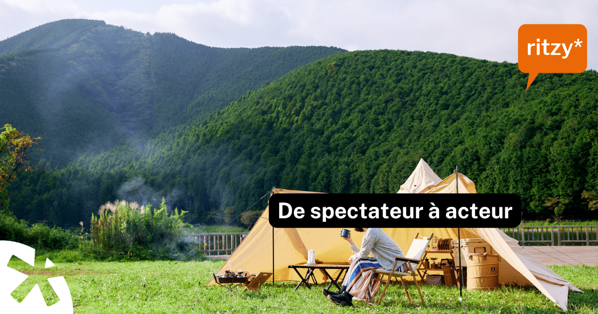 Une femme assise sur une chaise en bois devant une grande tente beige déguste une boisson chaude, au pied de montagnes verdoyantes. Texte sur l'image : « De spectateur à acteur ».